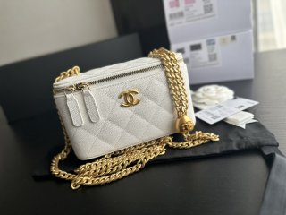 Designer Chanel vanity case white AP3204